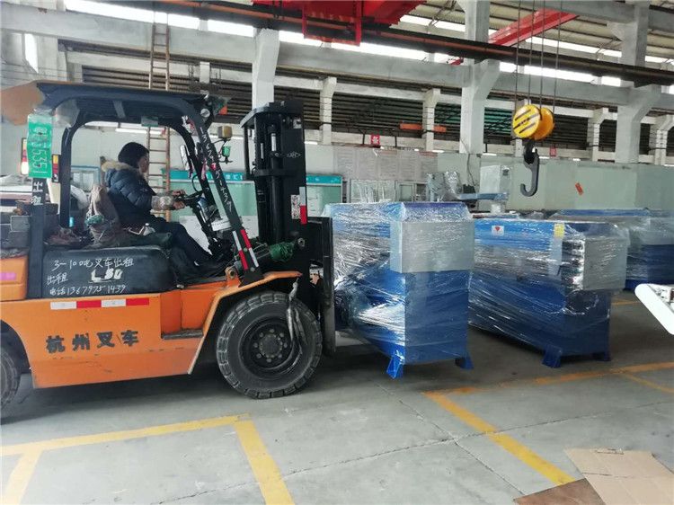 六台手动精密四柱油压裁断机装柜发往菲律宾