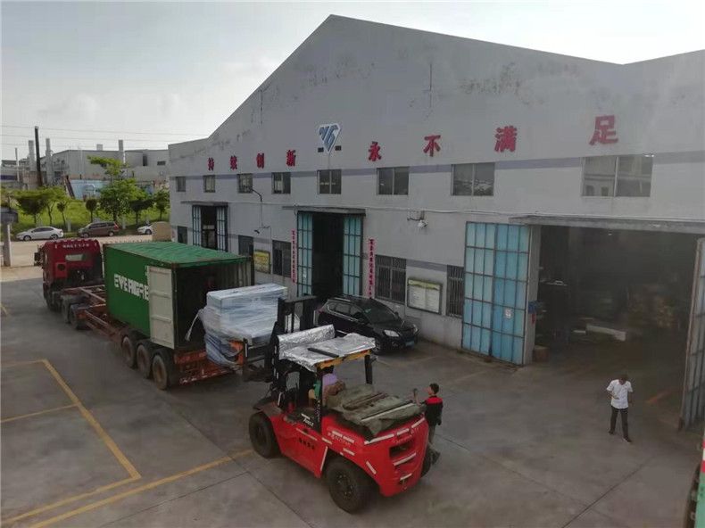鸿钢150吨双边自动送料珍珠棉专用裁断机出口越南