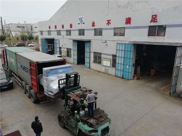 一台移动头全自动裁断机装柜发往捷克