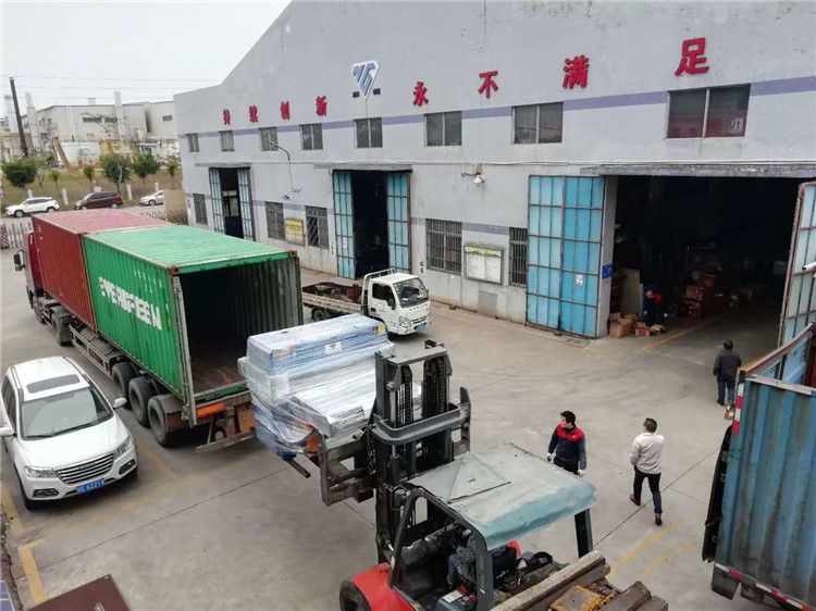 一台80吨双边自动裁断机装柜发往马来西亚