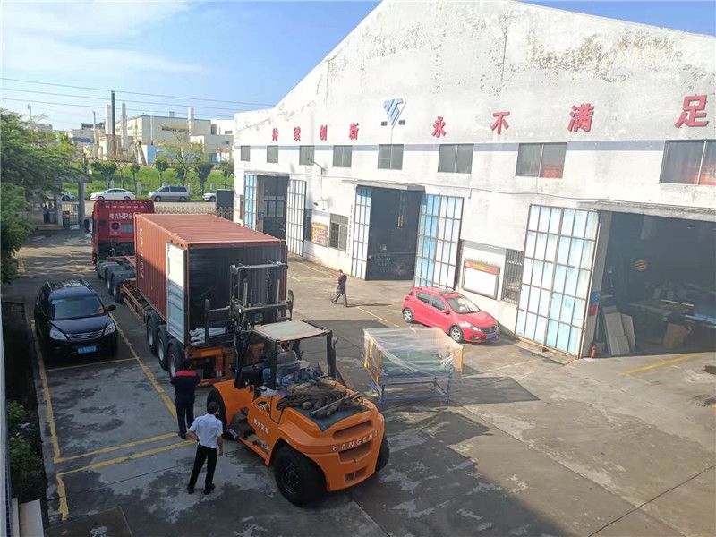 一台100吨全自动裁断机出口越南