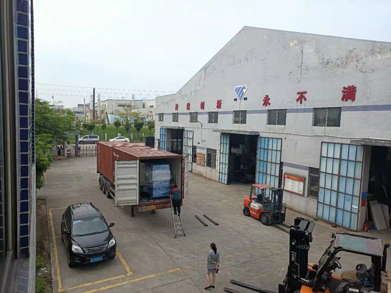 一台200吨自动裁断机出口荷兰